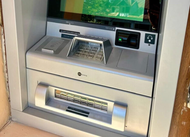 Veşti bune pentru locuitorii comunei Malu cu Flori:Bancomat funcţional la Primăria comunei Malu cu Flori, disponibil 24/7.