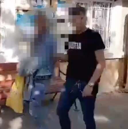 Au fost reținuți după ce au snopit în bătaie un bărbat pe o stradă din Titu Au fost reținuți după ce au snopit în bătaie un bărbat pe o stradă din Titu , în urma cercetărilor efectuate de polițiștii din cadrul Poliției Orașului Titu
