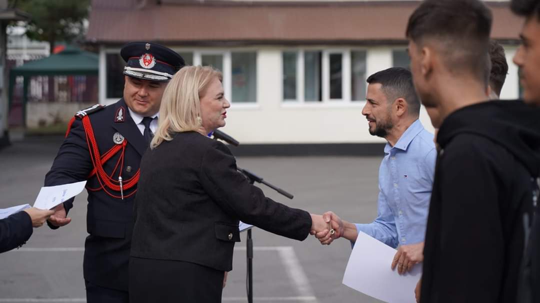 Prefectul județului Dâmbovița, Claudia Gilia, a fost prezentă în mijlocul pompierilor dâmbovițeni cu ocazia Zilei Pompierilor, celebrată la data de 13 septembrie.
