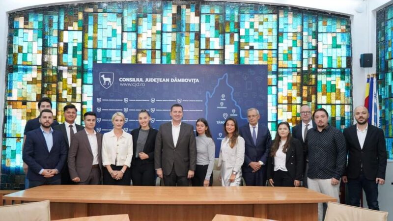 Nouă tineri încep, de la 1 octombrie, Programul  Internship 2024 la CJ Dâmbovița. Astăzi, președintele CJ Dâmbovița, Corneliu Ștefan a semnat contractele de internship.