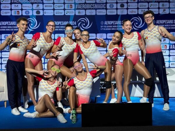 România a strălucit la prima ediție a Campionatelor Mondiale pentru juniori la gimnastică aerobică România a strălucit la prima ediție a Campionatelor Mondiale pentru juniori la gimnastică aerobică, obținând trei medalii!