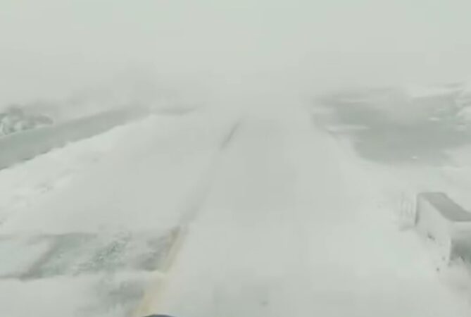 IARNA își spune cuvântul pe Transalpina. VIDEO IARNA își spune cuvântul pe Transalpina, pe DN 67C, între Rânca și Obârșia Lotrului (Transalpina)