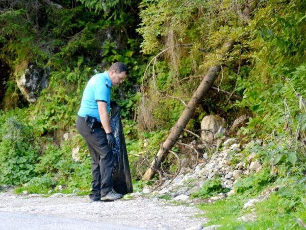 Jandarmii din județul Dâmbovița au participat activ la acțiunile de ecologizare de „Ziua de Curățenie Națională 2024” Jandarmii din județul Dâmbovița au participat activ la acțiunile de ecologizare desfășurate în cadrul campaniei „Ziua de Curățenie Națională 2024”.