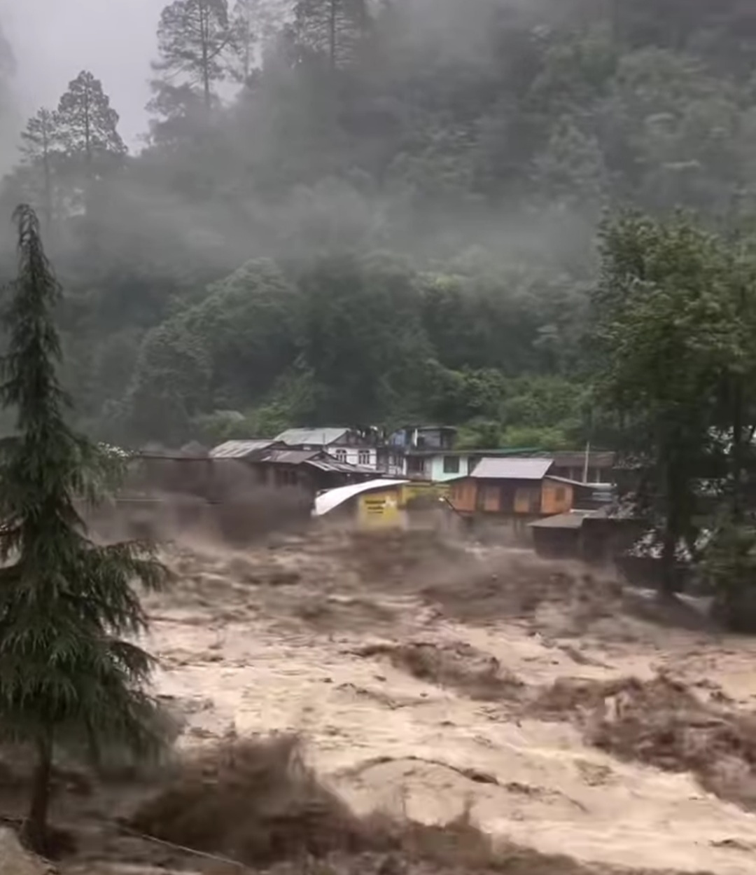 Autoritățile române sunt în alertă în fața amenințării unor inundații iminente, ca urmare a creșterii rapide a debitului Dunării în țările vecine.