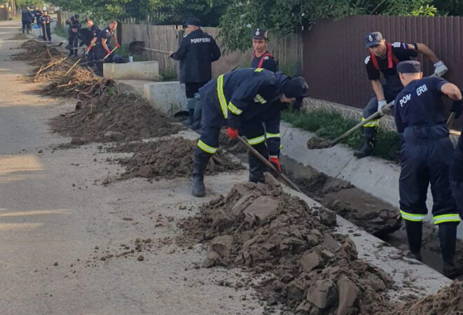 Pompierii din toată țara intervin în județul Galați.VIDEO Pompierii din toată țara intervin în județul Galați, in urma inundațiilor severe care au afectat județul în ultimele zile.