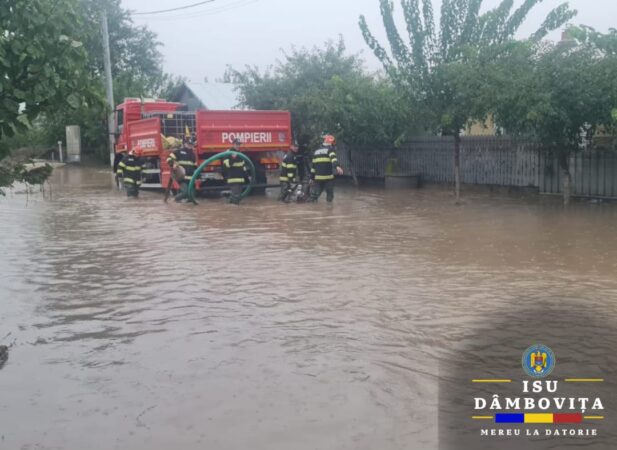 Pompierii dâmbovițeni intervin în localitatea Cuza Vodă, județul Galați, pentru evacuarea apei din gospodării Pompierii Inspectoratului pentru Situații de Urgență "Basarab I" al județului Dâmbovița acționează în localitatea