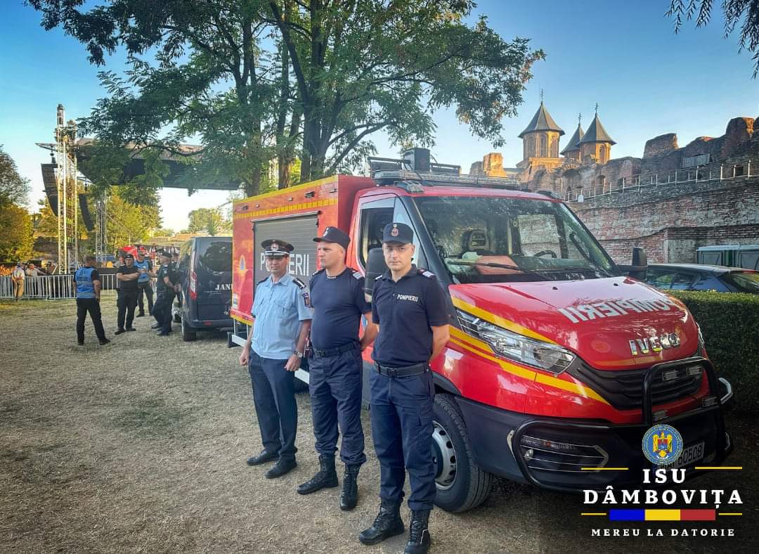 Pompierii dâmbovițeni sunt pe baricade de Zilele Cetății Târgoviște , în Parcul Chindia.Ei sunt pregătiți să intervină în cazuri medicale