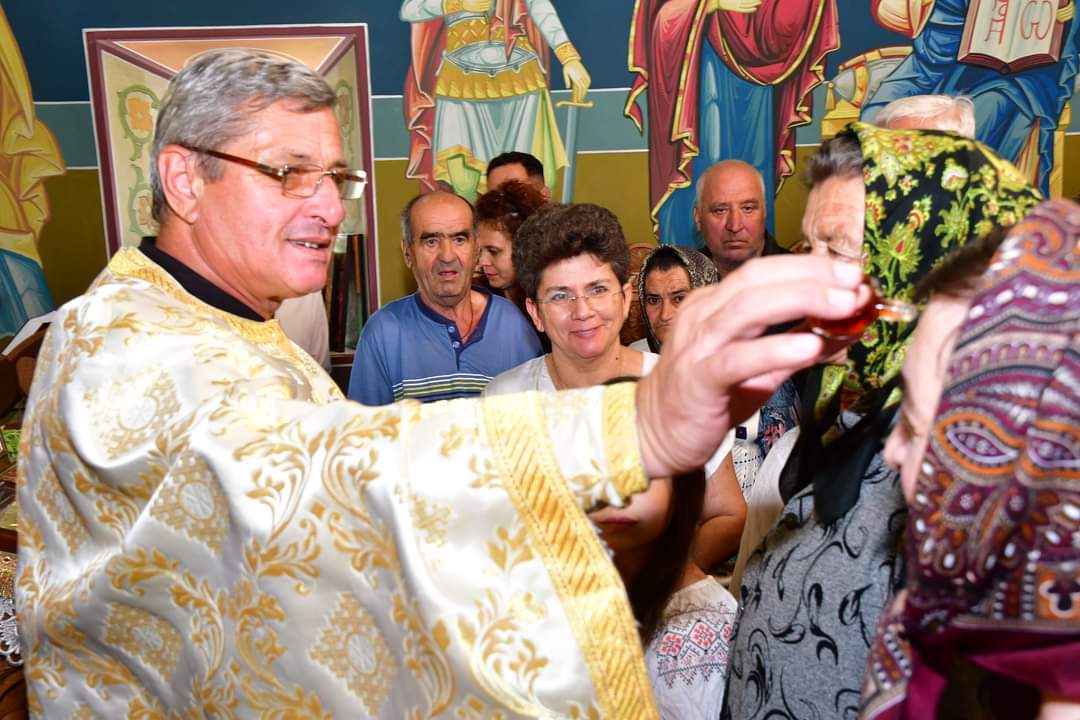 O zi binecuvântată la Hramul Bisericii "Nașterea Maicii Domnului" din Colacu, întreaga comunitate având alături și pe primarul Marius Caravețeanu
