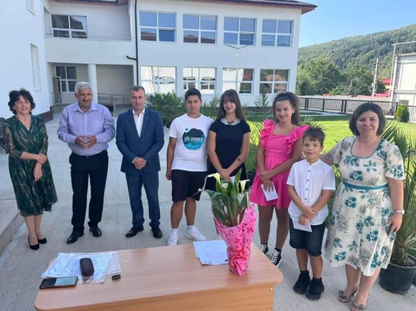 Elevii și profesorii din Moroeni au primit premii pentru rezultatele lor deosebite la concursurile naționale și olimpiadele școlare Elevii și profesorii din Moroeni au primit premii pentru rezultatele lor deosebite la concursurile naționale și olimpiadele școlare, primarul Laurențiu Moraru-