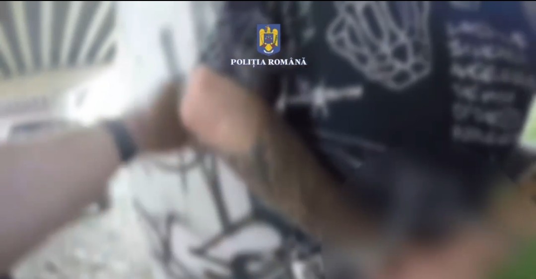 Prins în flagrant pe raza municipiului Târgoviște când încerca să vândă un pistol, la data de 4 septembrie a.c., polițiștii din cadrul Serviciului Arme