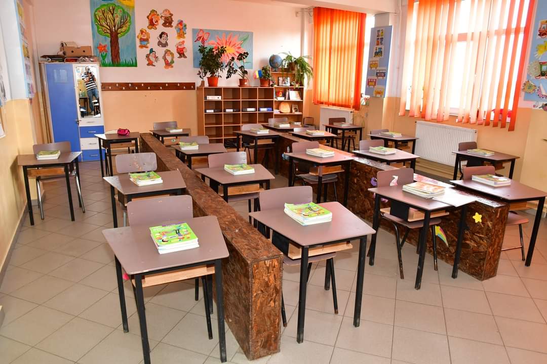 În Răcari, toate școlile și grădinițele sunt pregătite pentru a primi luni copiii în noul an școlar. Conducerea școlii și primarul Marius Caravețeanu