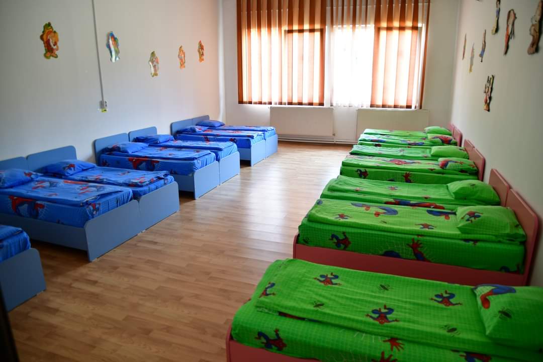 În Răcari, toate școlile și grădinițele sunt pregătite pentru a primi luni copiii în noul an școlar. Conducerea școlii și primarul Marius Caravețeanu