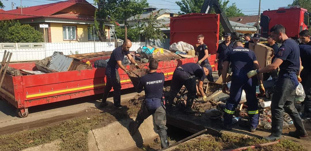 Solidaritatea celor din jur reprezintă acea luminiță de la capătul tunelului, speranța de a merge mai departe în aceste momente grele pentru locuitorii  comunelor puternic afectate de inundații