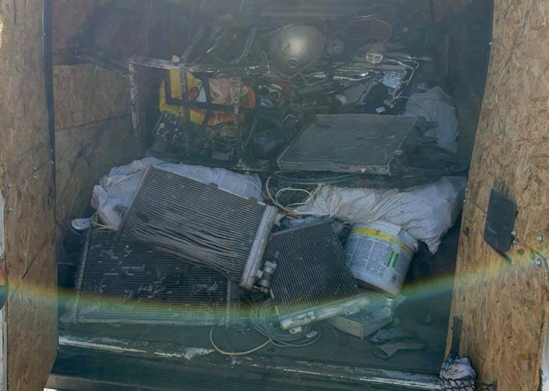 Transporta ilegal fier vechi, polițiștii din cadrul Poliției Orașului Fieni au oprit pentru control, pe drumul național 71