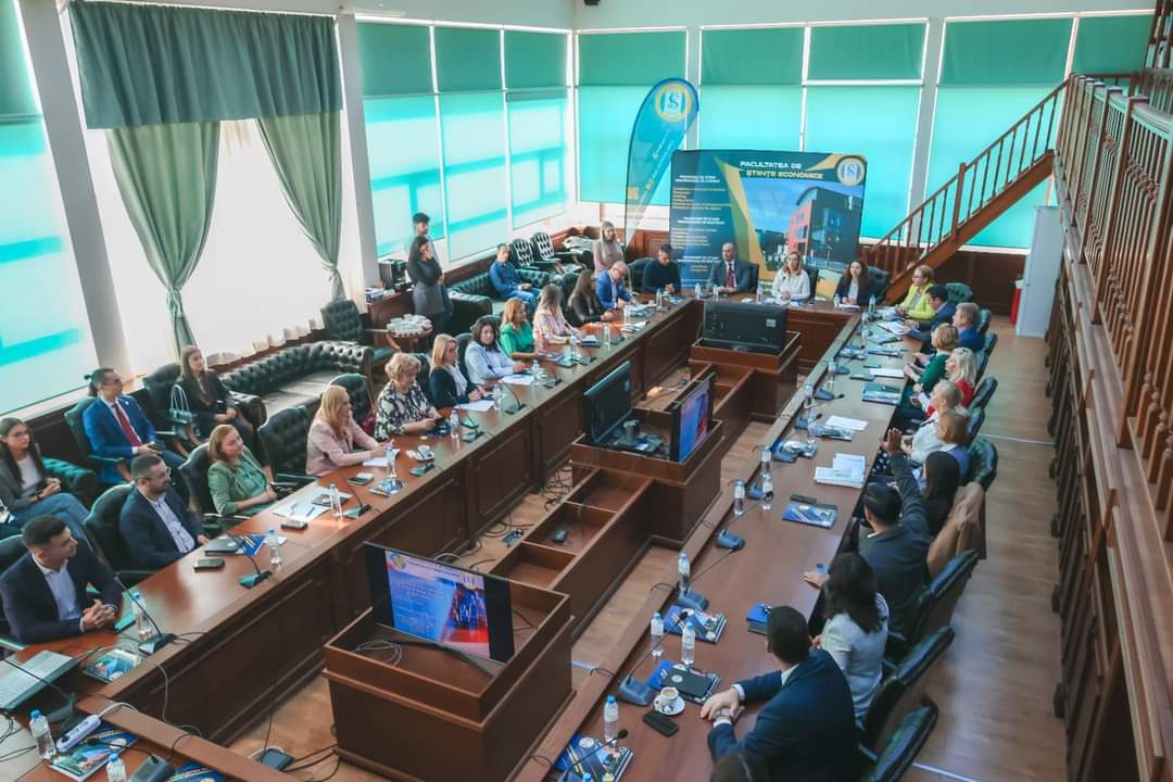 Eveniment important la Facultatea de Științe Economice din Târgoviște pe tema integrării studenților pe piața muncii. Participanți importanți și discuții relevante.