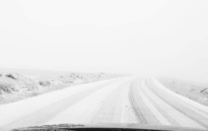 Transalpina, acoperită de un strat de zăpadă de aproape 5 centimetri Transalpina, acoperită de un strat de zăpadă de aproape 5 centimetri, dumul panoramic preferat de turiști a fost transformat într-un peisaj de poveste.