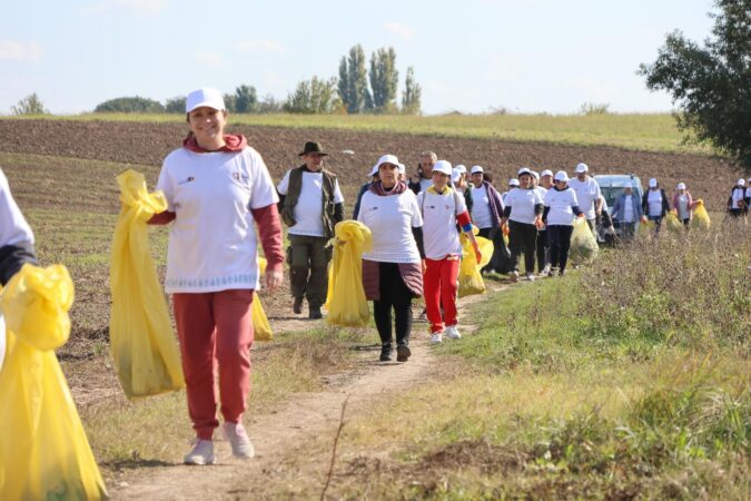 „Adoptă un km” – O inițiativă de succes pentru un mediu curat în orașul Răcari.VIDEO „Adoptă un km” - O inițiativă de succes pentru un mediu curat în orașul Răcari, o acțiune dedicată curățării și protejării mediului înconjurător, sub motto-ul „Mediul curat e treaba noastră!”.