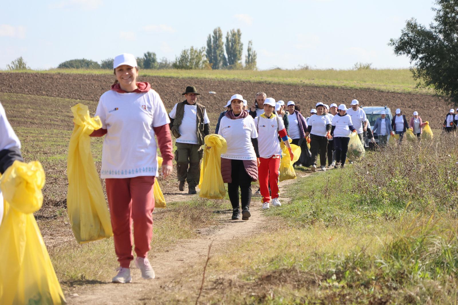 „Adoptă un km” - O inițiativă de succes pentru un mediu curat în orașul Răcari,  o acțiune dedicată curățării și protejării mediului înconjurător, sub motto-ul „Mediul curat e treaba noastră!”.