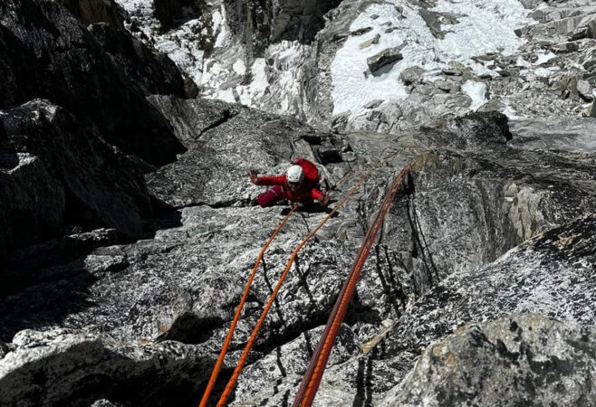 Eliza Pop, membru Salvamont Brașov, atinge Vârful Ama Dablam Eliza Pop, membru Salvamont Brașov, atinge Vârful Ama Dablam