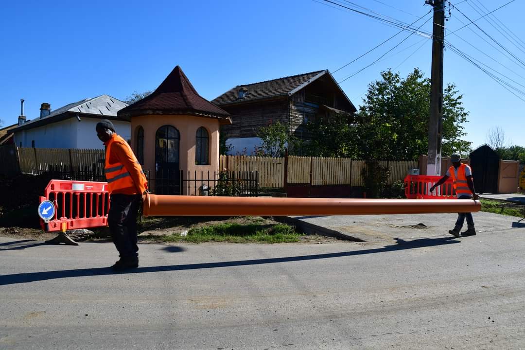 Progres rapid la rețeaua de canalizare din Răcari, echipa de lucrători profită de vremea bună pentru a avansa în ritm susținut la rețeaua de canalizare.