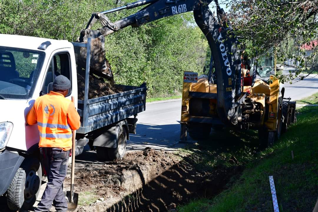 Progres rapid la rețeaua de canalizare din Răcari, echipa de lucrători profită de vremea bună pentru a avansa în ritm susținut la rețeaua de canalizare.
