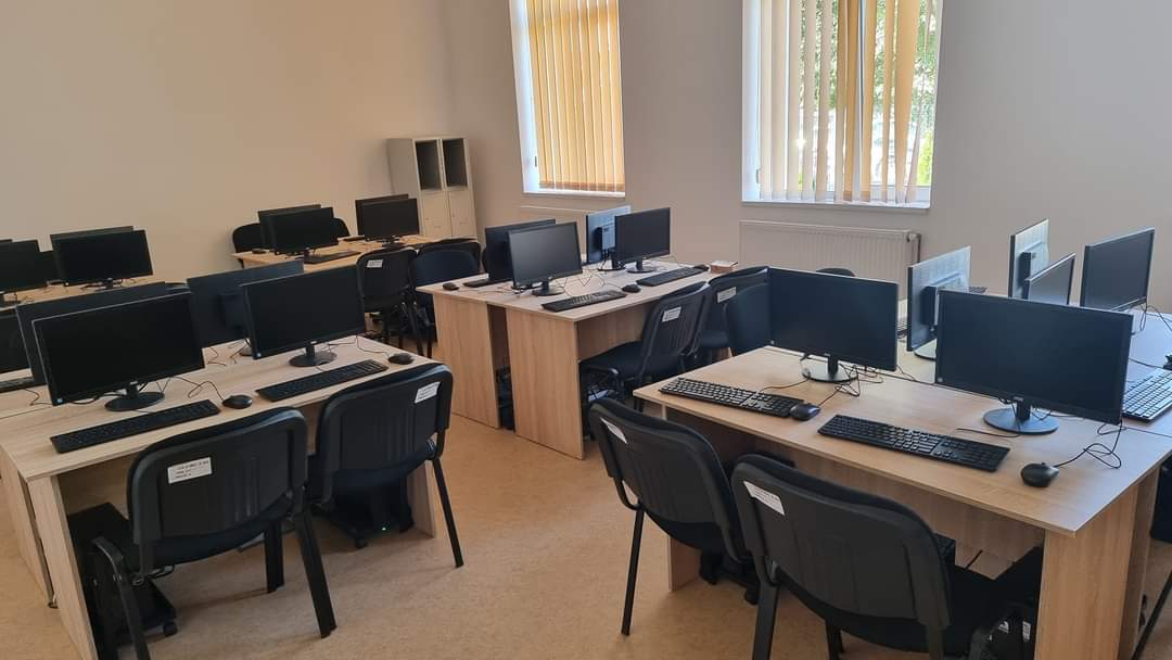 Primăria Niculești și Școala Gimnazială Niculești: Un pas important pentru sustenabilitatea educației digitale într-o eră în care tehnologia joacă un rol esențial în procesul educațional.
