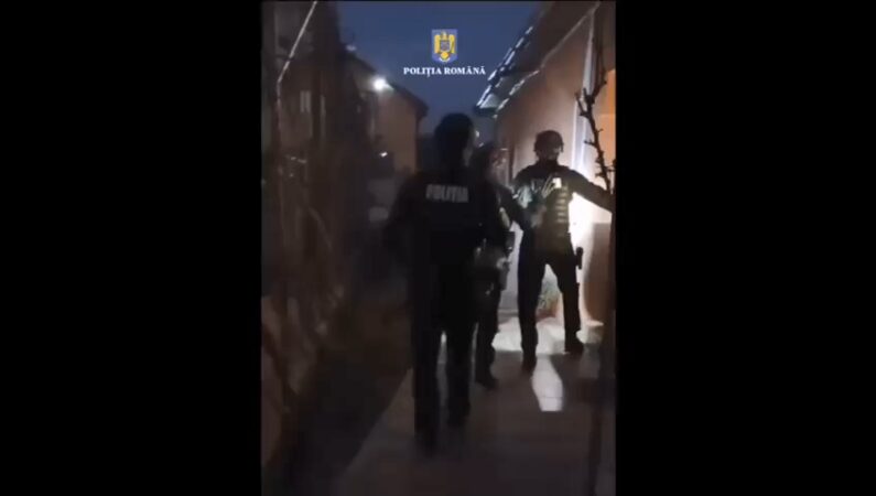 În județul Dâmbovița, mascații au descins ka traficanții de arme , la data de 4 octombrie 2024, polițiștii structurilor arme, explozivi și substanțe periculoase