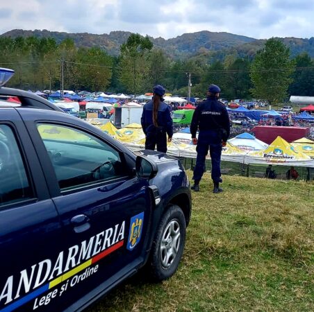 Jandarmii dâmbovițeni sunt pe baricade în aceste zile Jandarmii vor fi la datorie 11 – 14 octombrie a.c., astfel încât cetățenii care vor participa la evenimentele publice, organizate la nivel județean, să petreacă în condiții de siguranță.