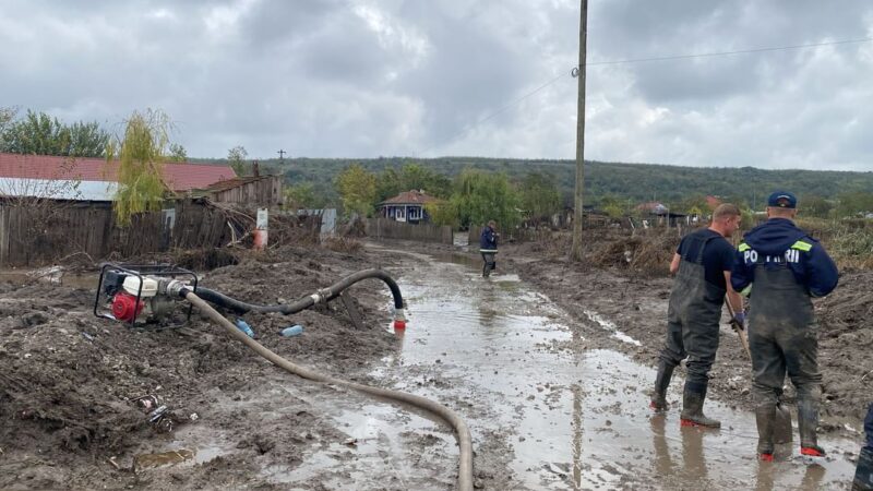 Natura s-a dezlănțuit din nou: Peste 800 de pompieri, alături de echipaje din MApN și MAI, continuă misiunile în județul Galați Natura s-a dezlănțuit din nou, pste 800 de pompieri, alături de echipaje din MApN și MAI, continuă misiunile în județul Galați,