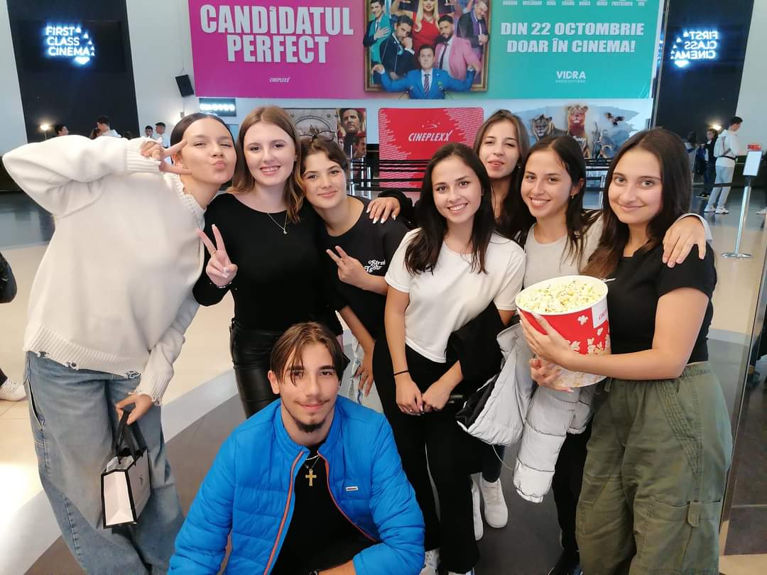 Elevii Liceului Teoretic "Ion Ghica Răcari" au avut o după-amiază de neuitat la Mall Băneasa- Cineplexx, alături de cadrele didactice.