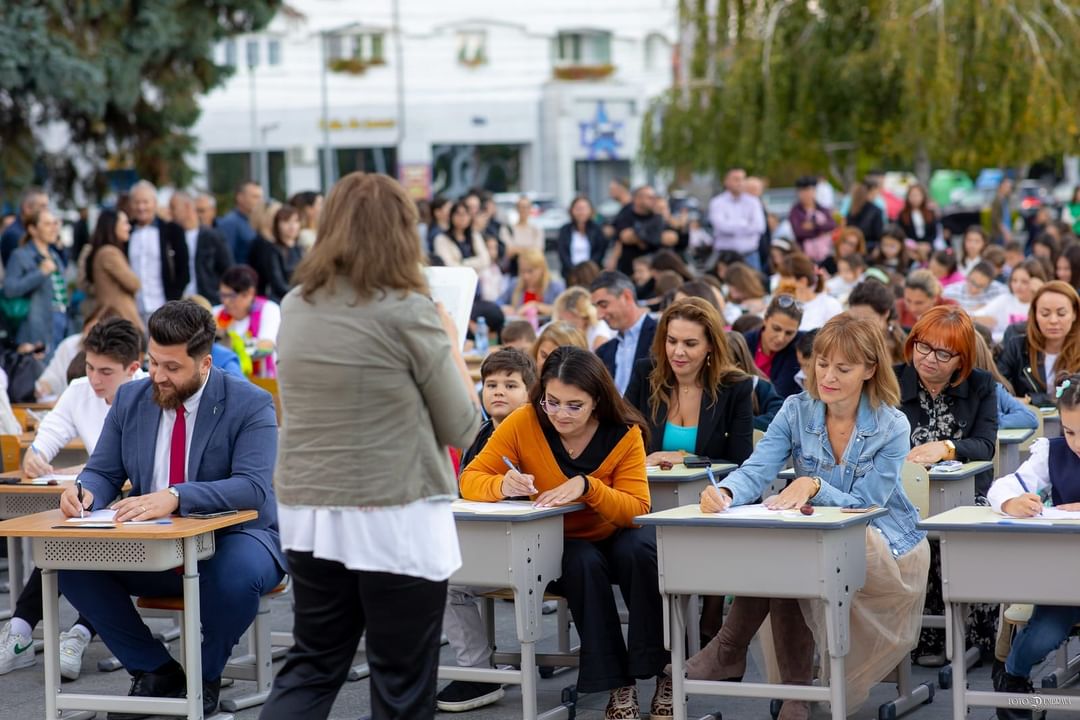 Școala Gimnazială ,,Coresi” din Târgoviște a fost gazda unui eveniment deosebit ,,Marea Dictare”, aflat la a II-a ediție. Participanții au avut ocazia