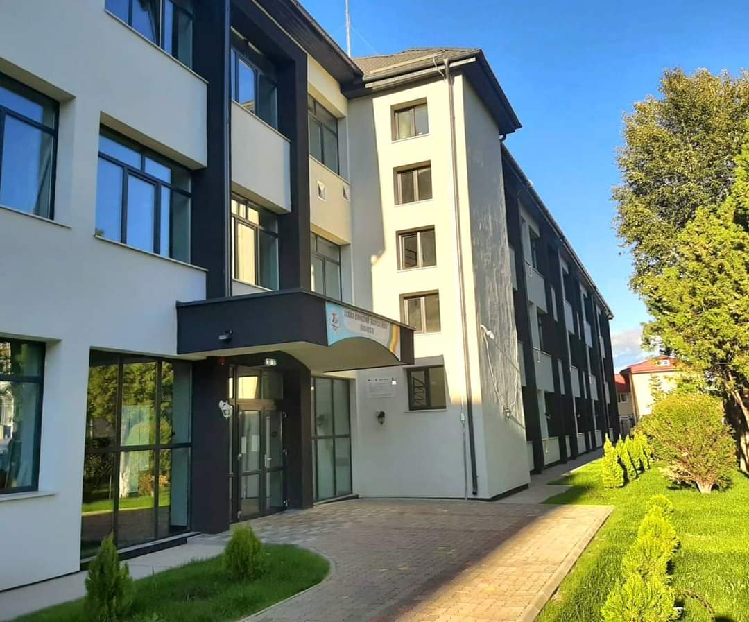 Școala Gimnazială „Radu cel Mare” din Târgoviște a fost recent reabilitată și modernizată, un proiect ce reflectă angajamentul administrației locale