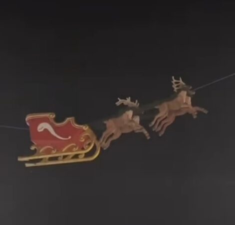 INEDIT: Sania suspendată a lui Moș Crăciun a sosit la Craiova.VIDEO Sania suspendată a lui Moș Crăciun a sosit la Craiova .