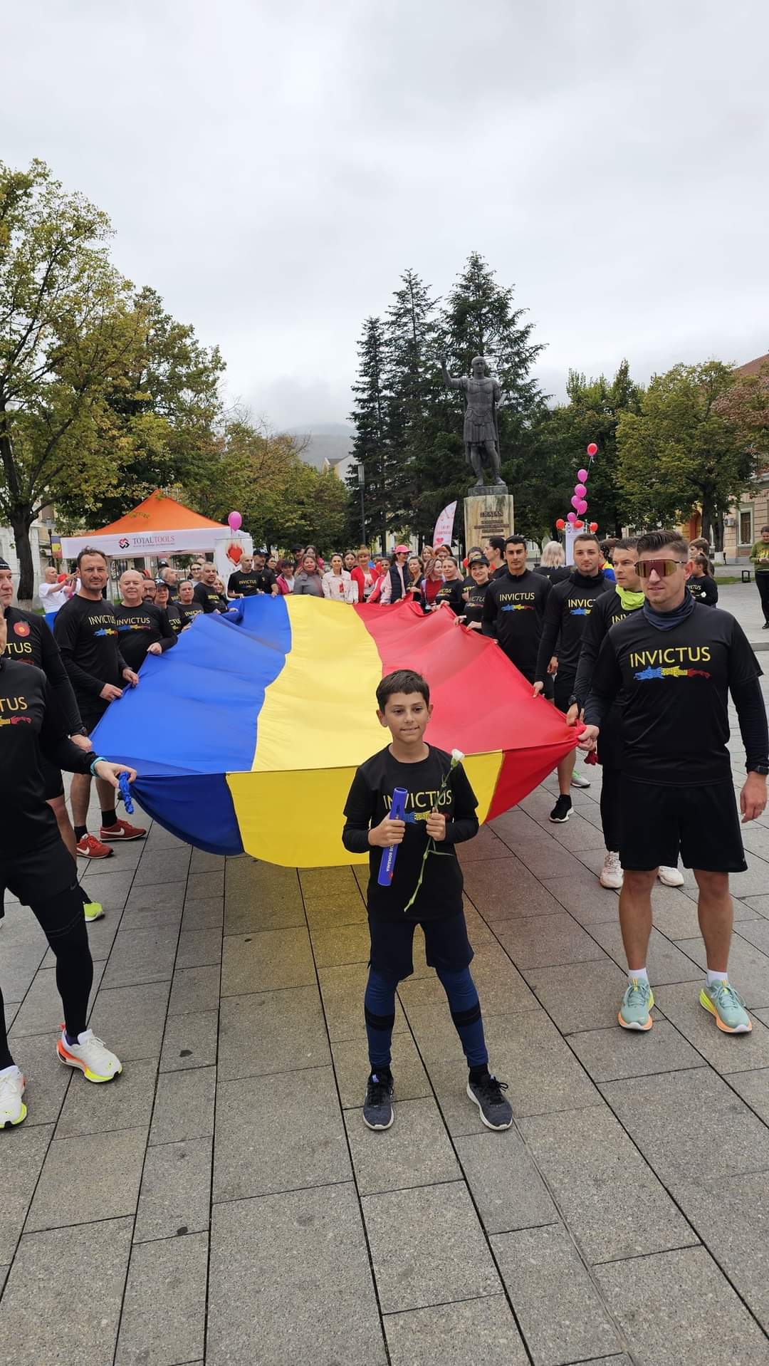 Peste 1000 de voluntari, din întreaga țară, participă la cea de-a XI-a ediție a Ștafetei Veteranilor, eveniment dedicat eroilor neamului românesc, modele de urmat pentru tinerele generații.