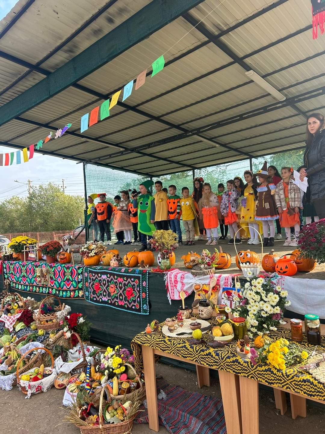 Târgul de Toamnă al Școlii Colacu din Răcari: O sărbătoare a frumuseții și tradițiilor, un eveniment desfășurat sub motto-ul „Ce e toamna, dragi copii? Anotimp de bucurii!”.