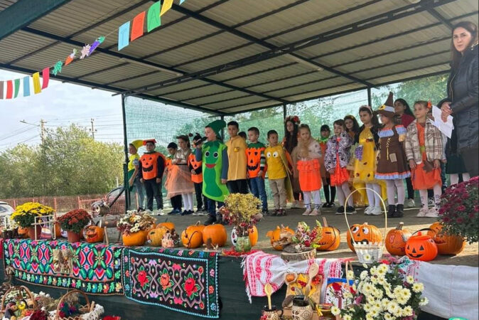Târgul de Toamnă al Școlii Colacu din Răcari: O sărbătoare a frumuseții și tradițiilor, un eveniment desfășurat sub motto-ul „Ce e toamna, dragi copii? Anotimp de bucurii!”. 