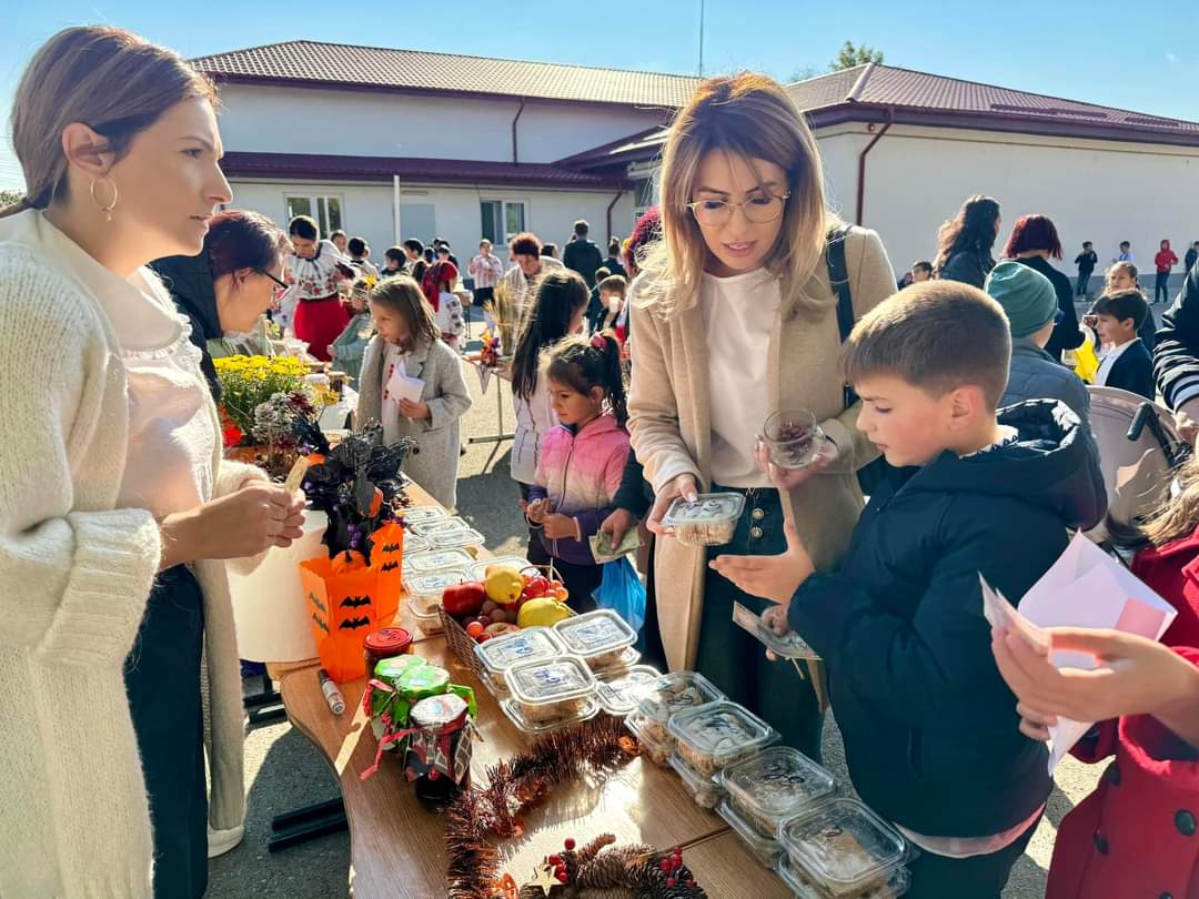 Târgul de Toamnă de la Școala Gimnazială Valea Voievozilor: O sărbătoare a generozității, astăzi, comunitatea s-a adunat pentru a celebra a III-a ediție a „