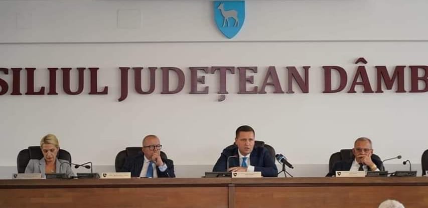 Luciana Cristea și Antonel Jîjîie, aleși vicepreședinți ai CJ Dâmbovița în cadrul unei ședințe extraordinare, amândoi susținuți de Partidul Social Democrat (PSD).