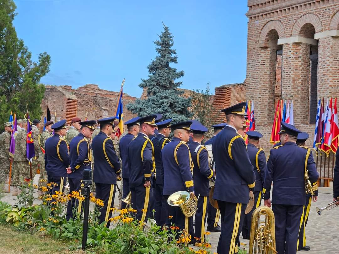25 octombrie, România sărbătorește Ziua Armatei, marcând eliberarea Transilvaniei de Nord în 1944. 