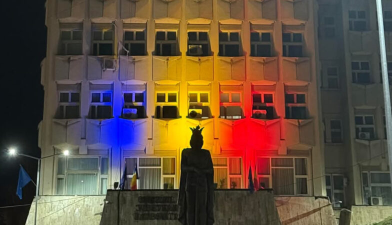 Sediul Consiliului Județean Dâmbovița, iluminat în culorile Drapelului de Ziua Națională a României Sediul Consiliului Județean Dâmbovița, iluminat în culorile Drapelului de Ziua Națională a României,