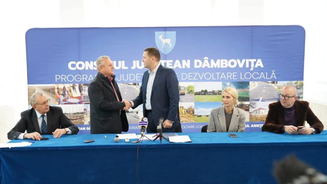 Președintele CJ Dâmbovița, Corneliu Ștefan, a dat startul unei noi etape de dezvoltare a județului, semnând, astăzi, 12 contracte de finanțare î