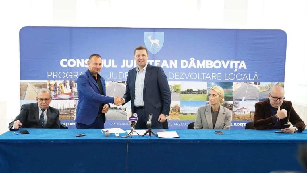 Președintele CJ Dâmbovița, Corneliu Ștefan, a dat startul unei noi etape de dezvoltare a județului, semnând, astăzi, 12 contracte de finanțare î