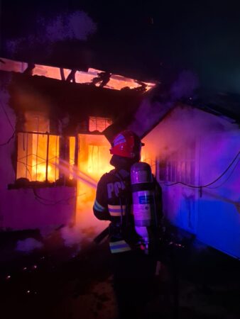 O casă a fost mistuită de flăcări , noaptea trecută, în jurul orei 00:50, pompierii au fost solicitați să intervină în cazul unui incendiu produs la o locuință în localitatea Sălcioara.