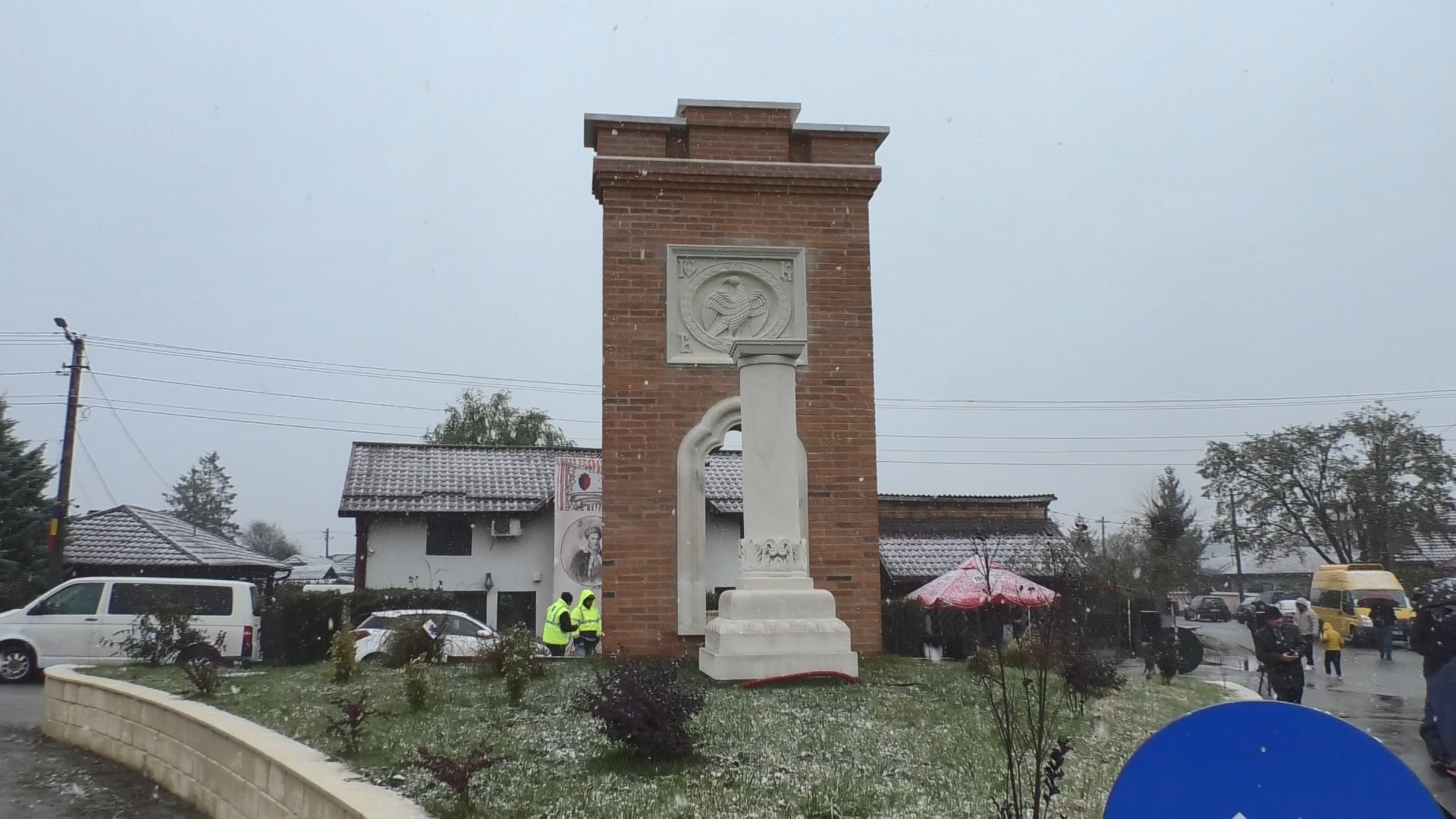 Comuna Potlogi, cunoscută pentru legăturile sale istorice cu voievodul Constantin Brâncoveanu, a primit astăzi un nou simbol al tradiției și mândriei naționale.