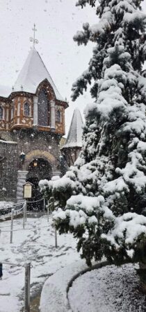 Magia Disneyland Paris sub zăpadă este cu adevărat un spectacol de neuitat! Când parcul este acoperit de un strat alb, aerul devine și mai fermecător