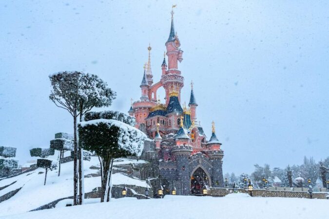 Magia Disneyland Paris sub zăpadă: Un basm de iarnă în inima Parcului Magia Disneyland Paris sub zăpadă este cu adevărat un spectacol de neuitat! Când parcul este acoperit de un strat alb, aerul devine și mai fermecător