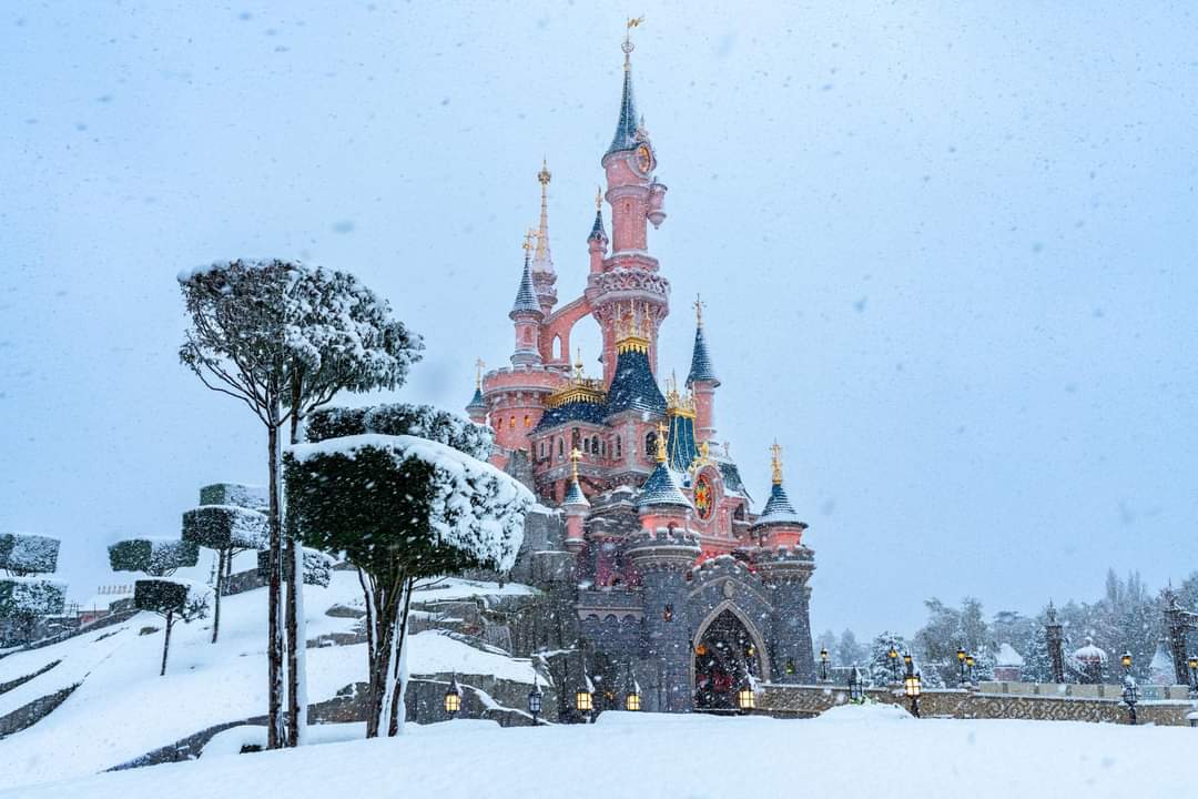 Magia Disneyland Paris sub zăpadă este cu adevărat un spectacol de neuitat! Când parcul este acoperit de un strat alb, aerul devine și mai fermecător