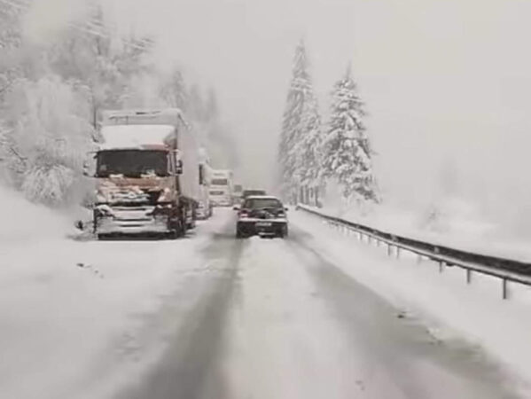 Trafic blocat pe DN 1, Timișul de Jos, din cauza unui TIR care a derapat Trafic blocat pe DN 1, un incident rutier a provocat blocarea traficului pe DN 1, în zona Timișul de Jos, județul Brașov.