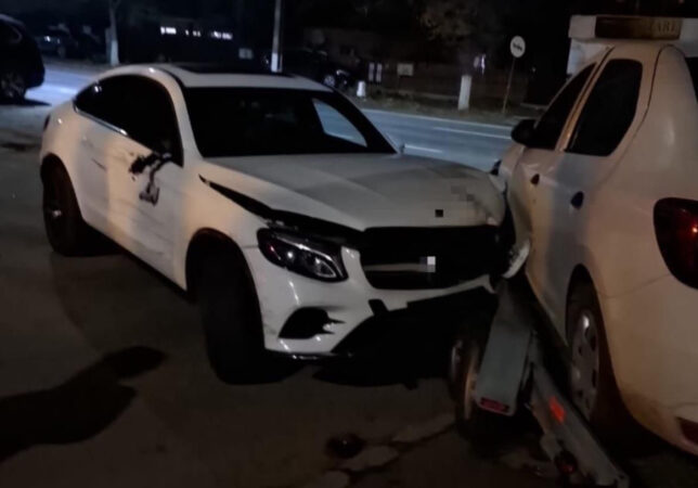 Coliziune pe o stradă în Găești: Trei mașini implicate într-un accident, un șofer rănit și transportat la spital Coliziune pe o stradă în Găești: Trei mașini implicate într-un accident, un șofer rănit și transportat la spital.
