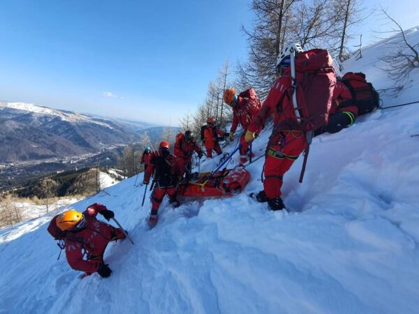 ACȚIUNE DE SALVARE ÎN DESFĂȘURARE pe Piciorul Pietrei Arse: Trei turiști străini, blocați în condiții extreme, tremperatura resimțită în zonă este de -20°C ACȚIUNE DE SALVARE ÎN DESFĂȘURARE pe Piciorul Pietrei Arse: Trei turiști străini, blocați în condiții extreme.